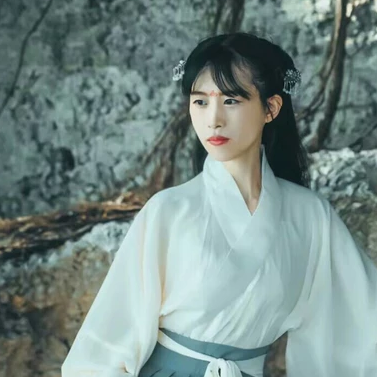 素衣帶傘和團扇女生頭像，唯美古風真人頭像