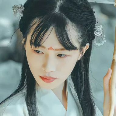 素衣帶傘和團扇女生頭像，唯美古風真人頭像