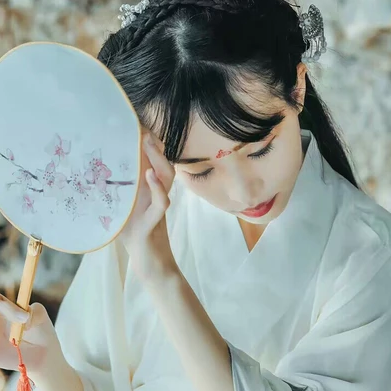 素衣帶傘和團扇女生頭像，唯美古風真人頭像