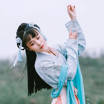 花叢中女生頭像，唯美古風真人頭像