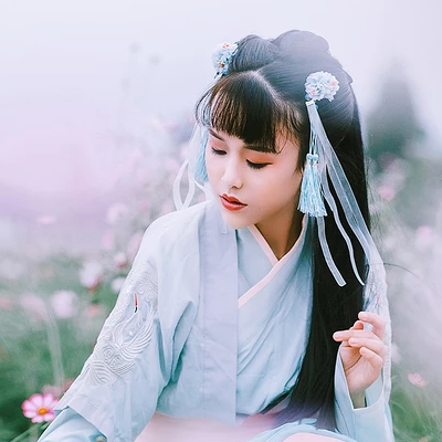 花叢中女生頭像，唯美古風真人頭像