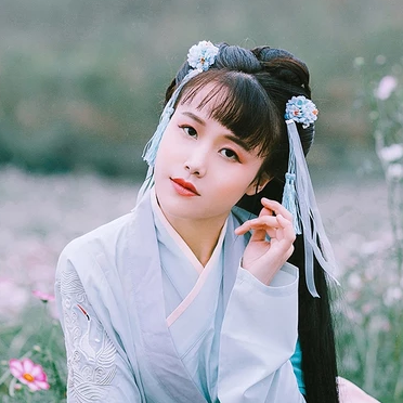 花叢中女生頭像，唯美古風真人頭像