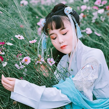 花叢中女生頭像，唯美古風真人頭像