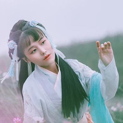 花叢中女生頭像，唯美古風真人頭像