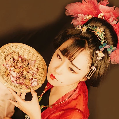 妖艷紅衣女生頭像，唯美古風(fēng)真人頭像