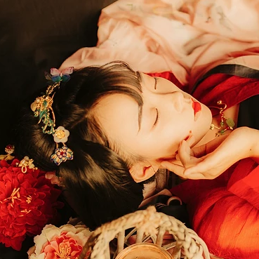 妖艷紅衣女生頭像，唯美古風(fēng)真人頭像