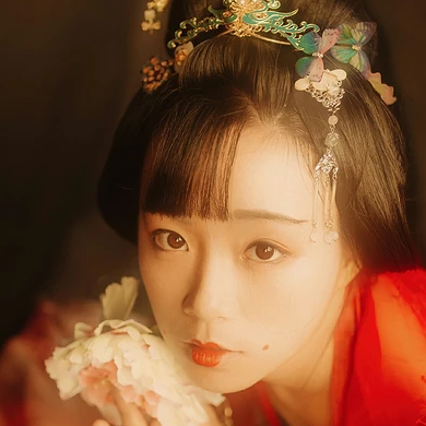 妖艷紅衣女生頭像，唯美古風(fēng)真人頭像