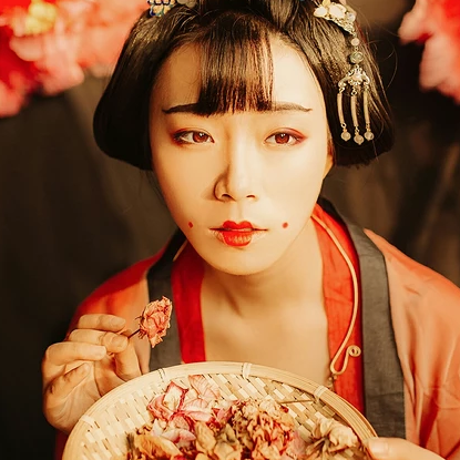 妖艷紅衣女生頭像，唯美古風(fēng)真人頭像