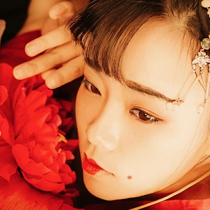 妖艷紅衣女生頭像，唯美古風(fēng)真人頭像