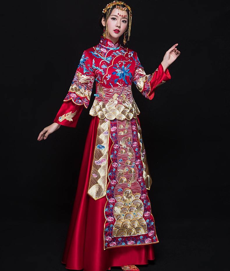 古典花紋刺繡中式禮服，新娘結(jié)婚禮服
