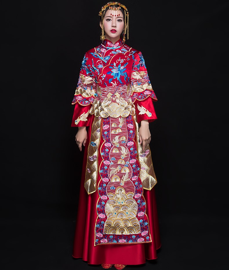 古典花紋刺繡中式禮服，新娘結(jié)婚禮服