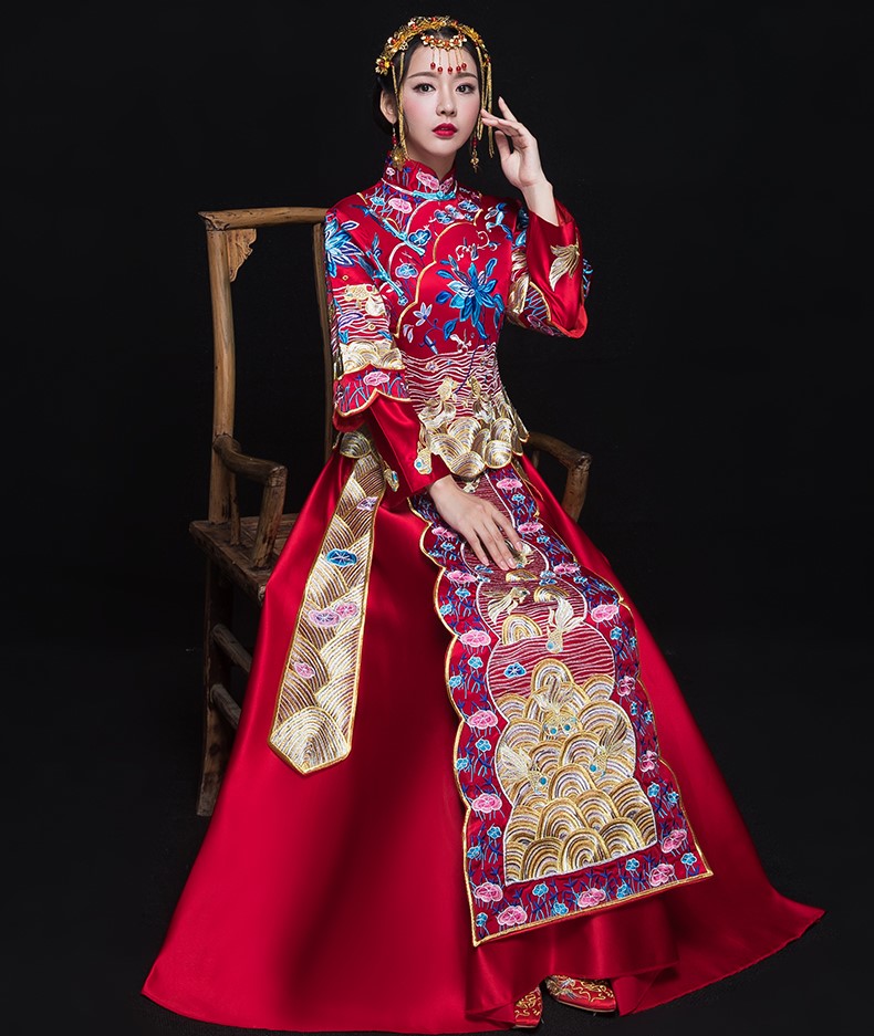 古典花紋刺繡中式禮服，新娘結(jié)婚禮服