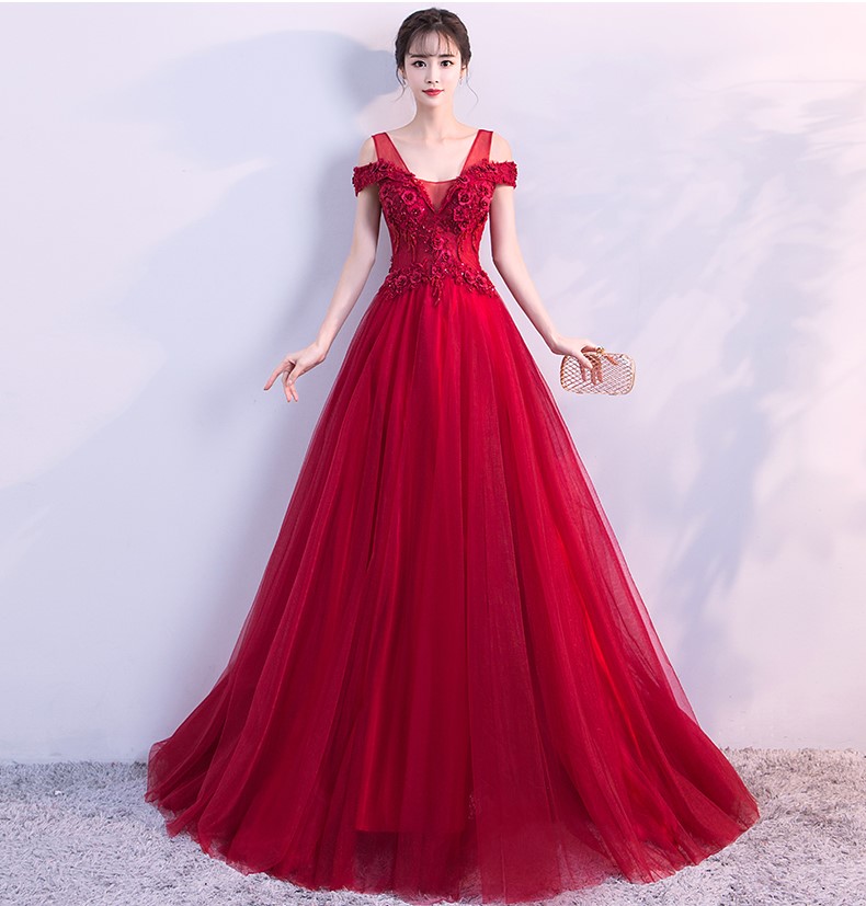 優(yōu)雅雙肩中式禮服,匠心啟航閱讀立體繡花晚禮服