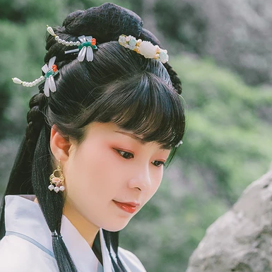 庭院帶團(tuán)扇女生頭像，唯美古風(fēng)真人頭像