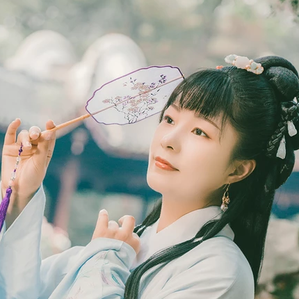 庭院帶團(tuán)扇女生頭像，唯美古風(fēng)真人頭像