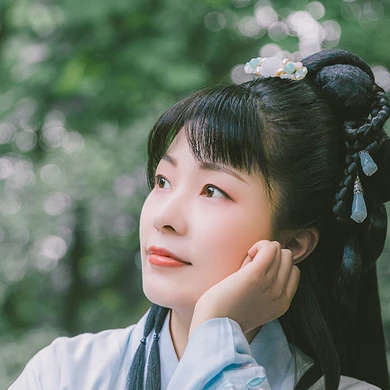 庭院帶團(tuán)扇女生頭像，唯美古風(fēng)真人頭像