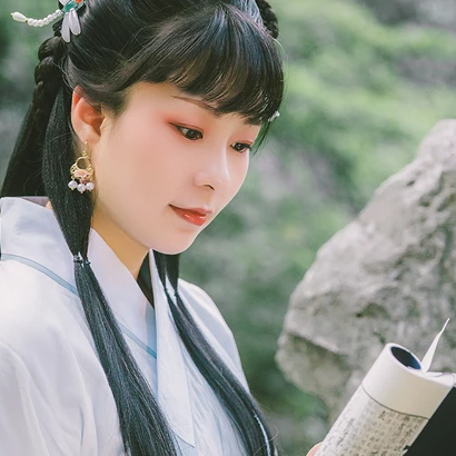 庭院帶團(tuán)扇女生頭像，唯美古風(fēng)真人頭像