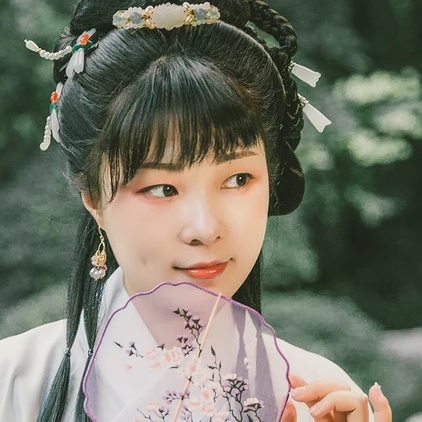 庭院帶團(tuán)扇女生頭像，唯美古風(fēng)真人頭像