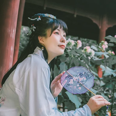 庭院帶團(tuán)扇女生頭像，唯美古風(fēng)真人頭像