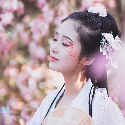 嬌艷粉色桃花女生頭像，唯美古風真人頭像