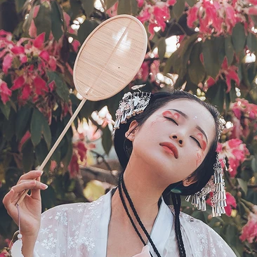 嬌艷粉色桃花女生頭像，唯美古風真人頭像