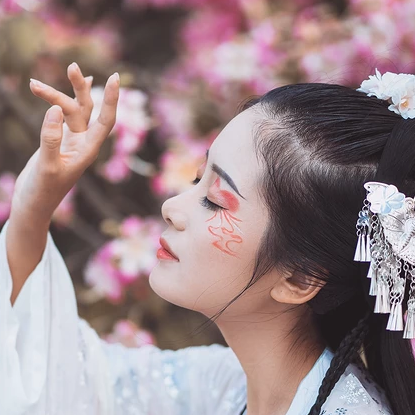 嬌艷粉色桃花女生頭像，唯美古風真人頭像