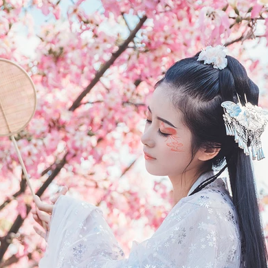 嬌艷粉色桃花女生頭像，唯美古風真人頭像