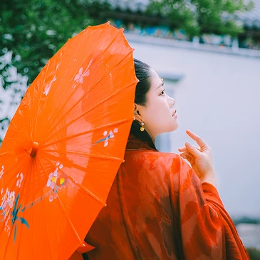 蓮池邊帶紅傘紅衣女生頭像，唯美古風(fēng)真人頭像