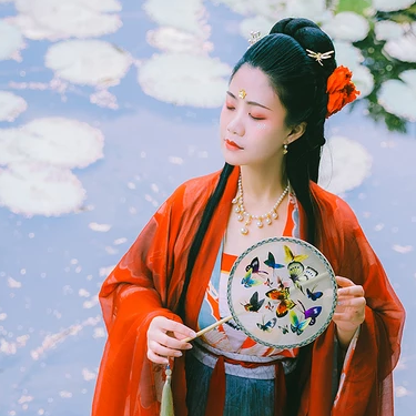 蓮池邊帶紅傘紅衣女生頭像，唯美古風(fēng)真人頭像