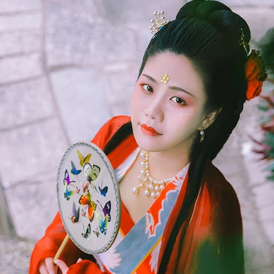 蓮池邊帶紅傘紅衣女生頭像，唯美古風(fēng)真人頭像