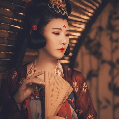 嬌艷帶團扇紅衣女生頭像，唯美古風真人頭像