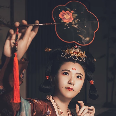 嬌艷帶團扇紅衣女生頭像，唯美古風真人頭像