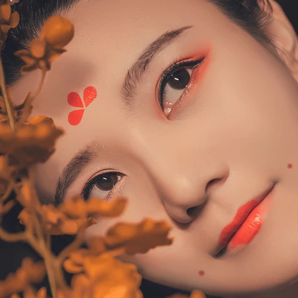 嬌艷帶團扇紅衣女生頭像，唯美古風真人頭像