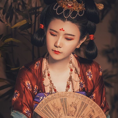 嬌艷帶團扇紅衣女生頭像，唯美古風真人頭像