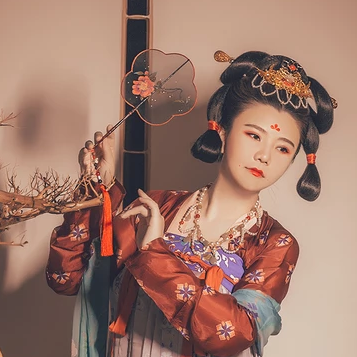 嬌艷帶團扇紅衣女生頭像，唯美古風真人頭像