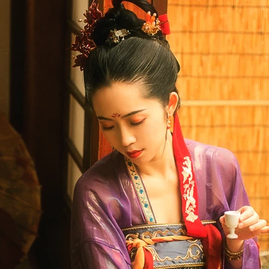 漢服帶折扇女生頭像,唯美古風(fēng)真人頭像