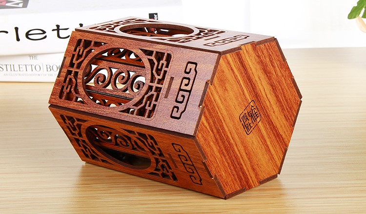 古典匠心啟航閱讀鏤空花紋木質(zhì)筆筒