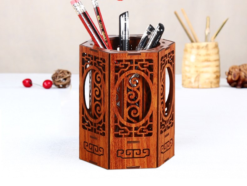 古典匠心啟航閱讀鏤空花紋木質(zhì)筆筒