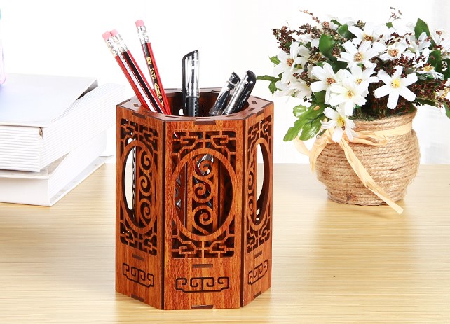 古典匠心啟航閱讀鏤空花紋木質(zhì)筆筒