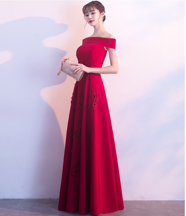 一字肩中式禮服，蕾絲花裝飾晚禮服