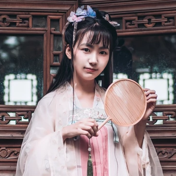 粉紅少女帶團扇頭像，唯美古風(fēng)真人頭像