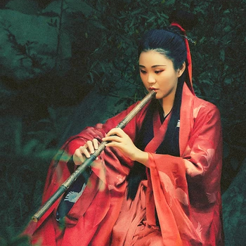 瀟灑霸氣紅衣帶折扇女生頭像，唯美古風(fēng)真人頭