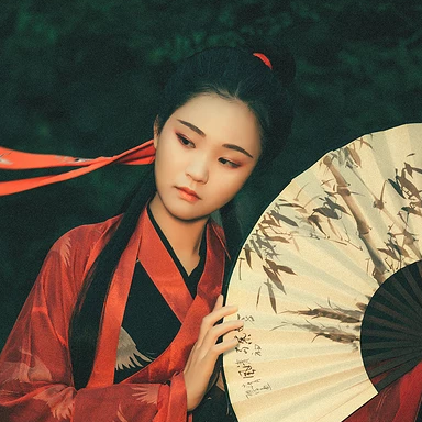 瀟灑霸氣紅衣帶折扇女生頭像，唯美古風(fēng)真人頭