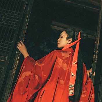 瀟灑霸氣紅衣帶折扇女生頭像，唯美古風(fēng)真人頭