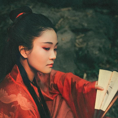 瀟灑霸氣紅衣帶折扇女生頭像，唯美古風(fēng)真人頭