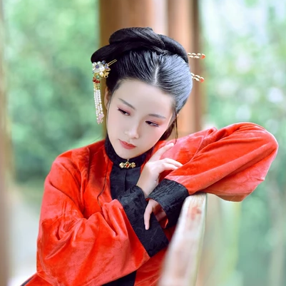 紅衣華服女生頭像，唯美古風(fēng)真人頭像