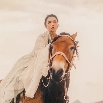 瀟灑騎馬女生頭像，唯美古風(fēng)真人頭像