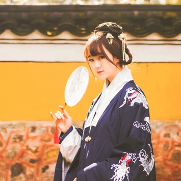 金黃銀杏帶團(tuán)扇女生頭像，唯美古風(fēng)真人頭像