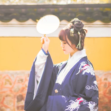 金黃銀杏帶團(tuán)扇女生頭像，唯美古風(fēng)真人頭像