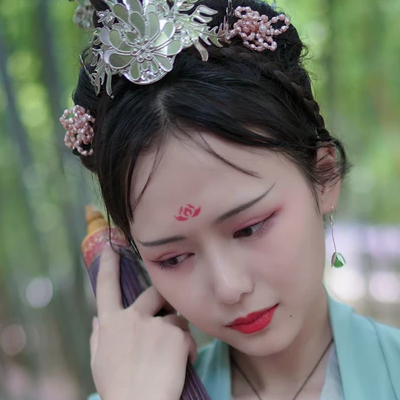 嬌艷帶團扇女生頭像，唯美古風真人頭像